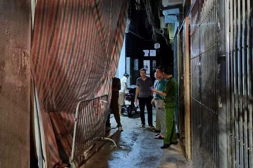 Bất ngờ bức tường nhà đổ khiến 2 người thương vong