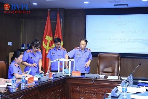 Bốc thăm lựa chọn ngẫu nhiên người được xác minh tài sản, thu nhập tại VKSND tỉnh Quảng Trị