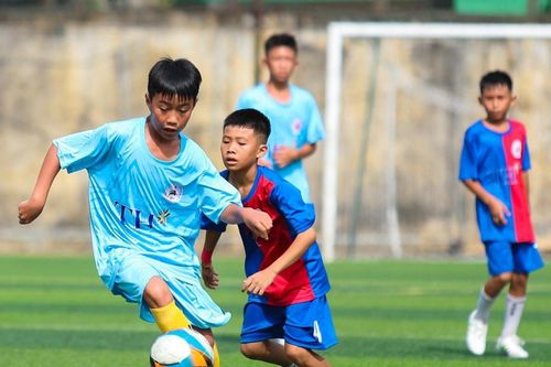 Bên lề sân cỏ Cúp Báo Nghệ An: 'Nhi đồng già, Thiếu niên non'
