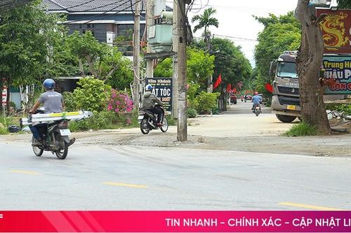 Sớm di dời cột điện 'án ngữ' giữa đường