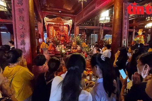 Sĩ tử đến Văn Miếu - Quốc Tử Giám cầu may trước kỳ thi lớp 10