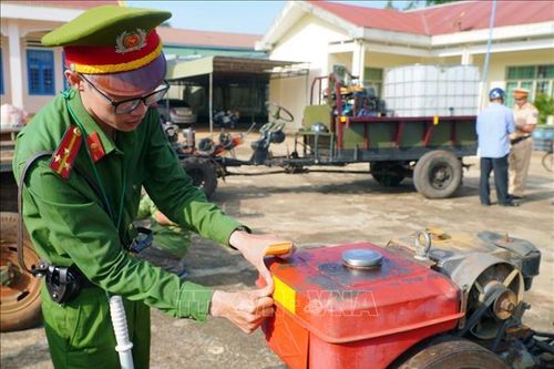 Tuyên truyền, vận động người dân dán đề can phản quang cho xe công nông