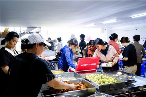 Những bữa cơm thiện nguyện tiếp sức cho bệnh nhân nghèo