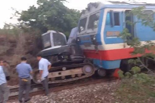 Bình Thuận: Tàu hỏa va chạm mạnh với máy xúc, khách trên tàu kịp thời thoát nạn