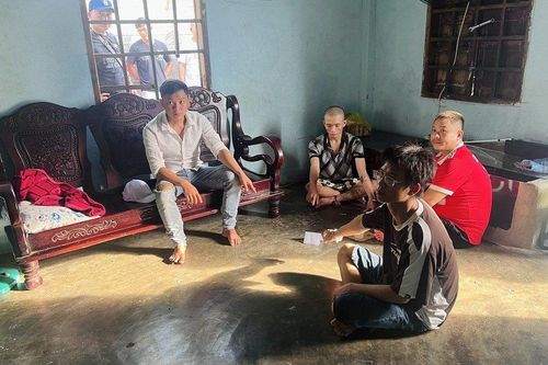 Bình Thuận: Bắt nhóm đối tượng sử dụng trái phép ma túy tại nhà