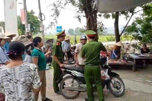 Thông tin clip công an 'ôm cổ' người dân dừng xe mua hàng tại chợ cóc