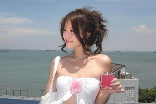 Không thể rời mắt với body gợi cảm của bạn gái Lê Minh Bình