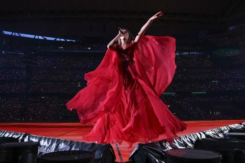 Taylor Swift biểu diễn trên nóc sân vận động?