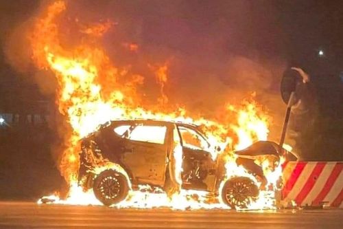 Hải Phòng: Xe ô tô bốc cháy dữ dội sau khi lao vào dải phân cách