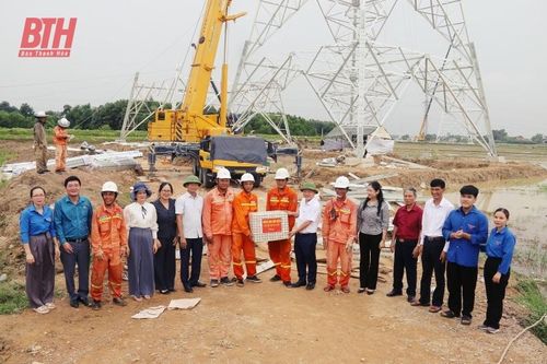Lãnh đạo huyện Đông Sơn thăm, tặng quà lực lượng thi công dự án đường dây 500kV mạch 3