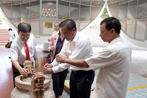 Đoàn thể và các tôn giáo tỉnh An Giang chúc mừng Đại lễ Tam hợp của đạo Tứ Ân Hiếu Nghĩa