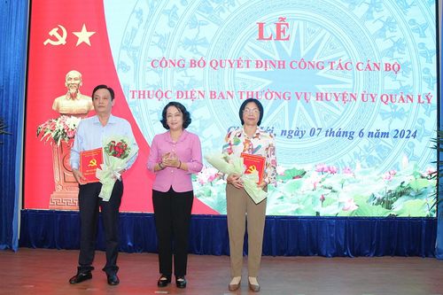 Huyện ủy Chợ Mới trao quyết định điều động, bổ nhiệm 2 cán bộ