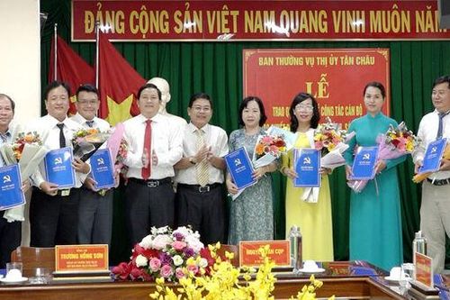 Ban Thường vụ Thị ủy Tân Châu trao quyết định cán bộ