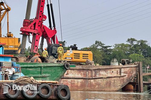 Vất vả thi công trên sông mùa mưa bão