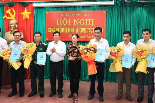 Huyện Nhơn Trạch công bố 7 quyết định về công tác cán bộ