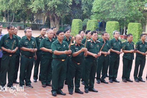 Dâng hương viếng anh linh Chủ tịch Hồ Chí Minh và các bậc tiền nhân tại Văn miếu Trấn Biên