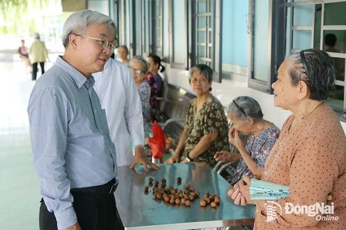 Tặng quà 2 cơ sở bảo trợ xã hội nuôi dưỡng 260 người cao tuổi