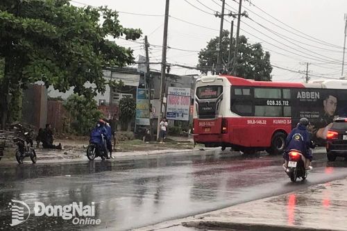 Xe khách quay ngang va chạm xe máy trên quốc lộ 20 làm 1 người tử vong