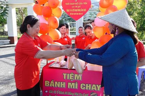 Tặng bánh mì chay 0 đồng cho người có hoàn cảnh khó khăn