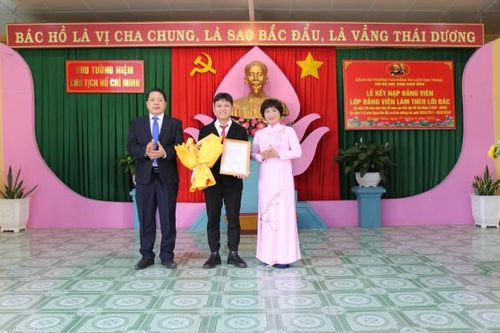 Đảng bộ Trường Cao đẳng du lịch Nha Trang: Kết nạp đảng viên tại Khu tưởng niệm Chủ tịch Hồ Chí Minh