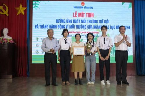 Trường Đại học Nha Trang: Mít tinh hưởng ứng Tháng hành động vì môi trường