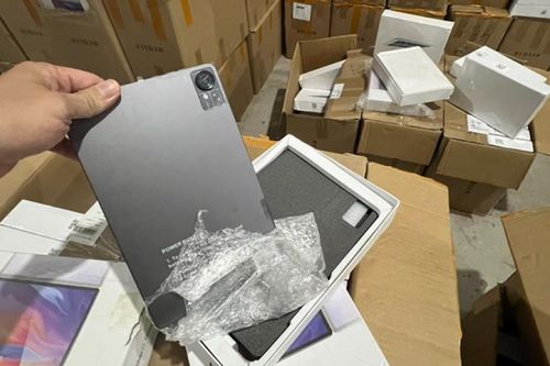 Hà Nội: Phát hiện kho iPhone, iPad 'khủng' không rõ nguồn gốc