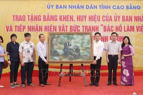 Tiếp nhận bức tranh 'Bác Hồ làm việc tại Pác Bó' của họa sĩ Trịnh Phòng