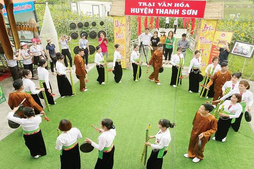 Đoàn kết phát triển kinh tế, giữ gìn, phát huy bản sắc văn hóa dân tộc