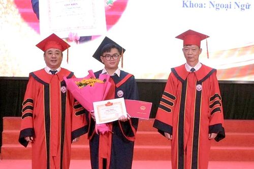 Trao bằng tốt nghiệp Đại học chính quy và Ngày hội tuyển dụng, tư vấn việc làm