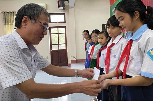 Ươm mầm cho trẻ em yếu thế