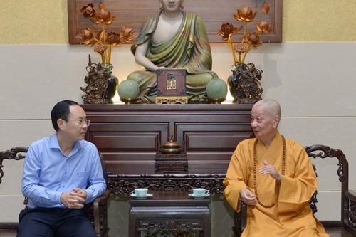 Bí thư Thành ủy và phái đoàn lãnh đạo TP.Cần Thơ thăm Đức Pháp chủ GHPGVN