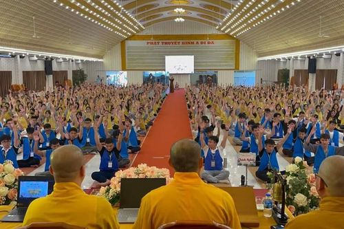 Hải Phòng: Gần 1.000 sinh viên về chùa tham gia khóa tu 'Sống như những đóa hoa'