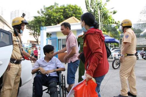 CSGT hỗ trợ thí sinh gặp sự cố kịp giờ dự tuyển sinh vào lớp 10