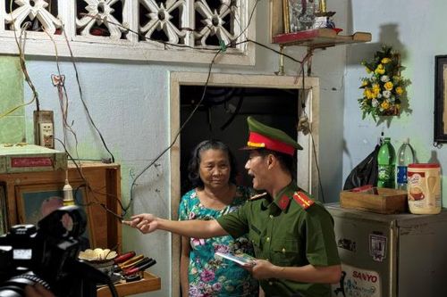 Ngăn cháy nổ từ việc cải tạo, sửa chữa hệ thống điện xuống cấp cho các hộ gia đình khó khăn