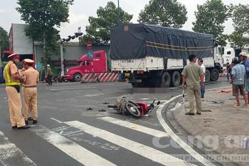 Nghỉ hè tới nhà người thân chơi, bé trai bị xe tải cán tử vong thương tâm