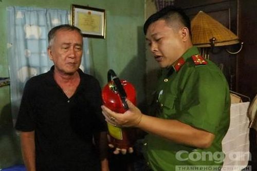 Quận Gò Vấp: Sửa chữa điện và tặng bình chữa cháy cho hộ dân khó khăn