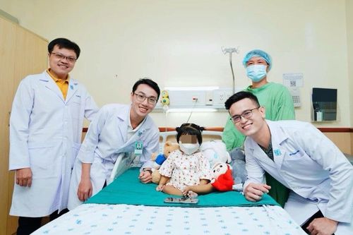 Cô ruột hiến gan cứu cháu gái 22 tháng tuổi