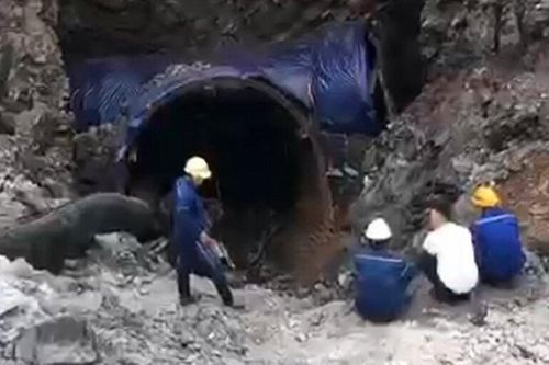Tìm kiếm công nhân mất tích 4 ngày nghi rơi xuống 'hố tử thần'