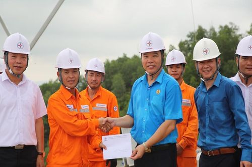 EVNNPC tiếp sức cho người lao động trên công trường đường dây 500kV mạch 3