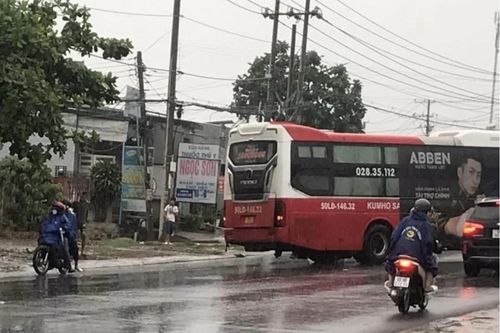 Xe khách quay ngang va trúng xe máy ở Đồng Nai, 2 người thương vong