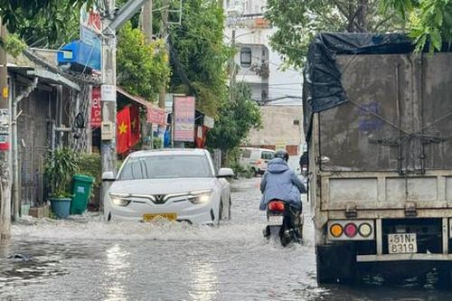Mưa dông kéo dài, nhiều tuyến đường TP Hồ Chí Minh ngập sâu