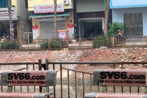 Hàng loạt ghế đá dọc sông Sét bị phun sơn quảng cáo web cờ bạc
