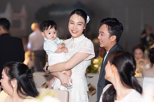 Con trai út Cường Đô la đáng yêu trong ngày thôi nôi