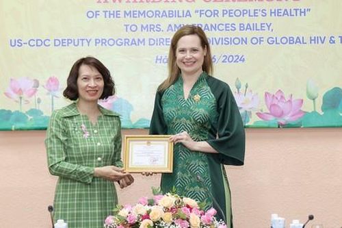 Thứ trưởng Bộ Y tế trao tặng Kỷ niệm chương Vì sức khỏe nhân dân cho Phó Giám đốc Chương trình HIV và Lao toàn cầu