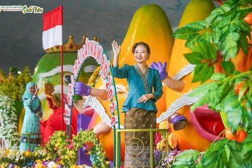 Giới trẻ hào hứng tham gia hoạt động đoàn kết vì môi trường tại Suối Tiên
