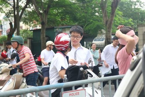 Ngày đầu thi vào lớp 10 ở Hà Nội: Teen không lo, phụ huynh túc trực 'cứu nguy'