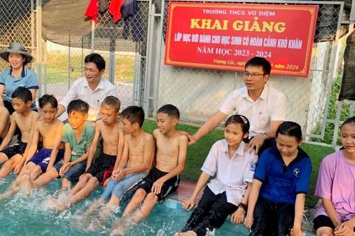Lớp dạy bơi miễn phí cho trẻ em có hoàn cảnh khó khăn