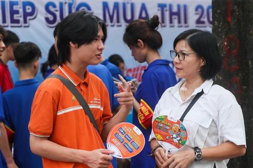 Phụ huynh đồng hành cùng sĩ tử