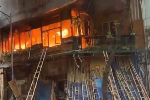 Quán cà phê ở Hà Nội bốc cháy lúc sáng sớm