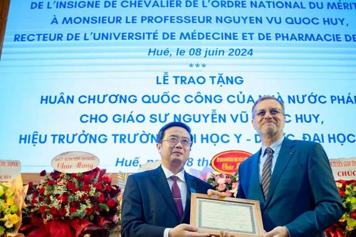 GS.TS Nguyễn Vũ Quốc Huy được trao tặng Huân chương cao quý của Pháp